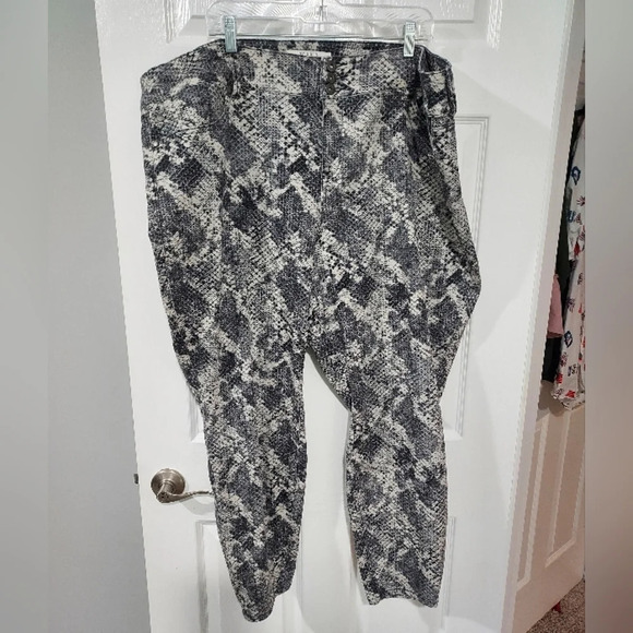 Torrid Jegging - Super Stretch Grey Snakeskin Print in Size 28R - Picture 2 of 16